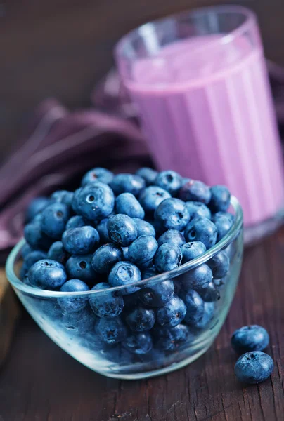 Yogurt with blueberries in bowl — Stock Photo, Image