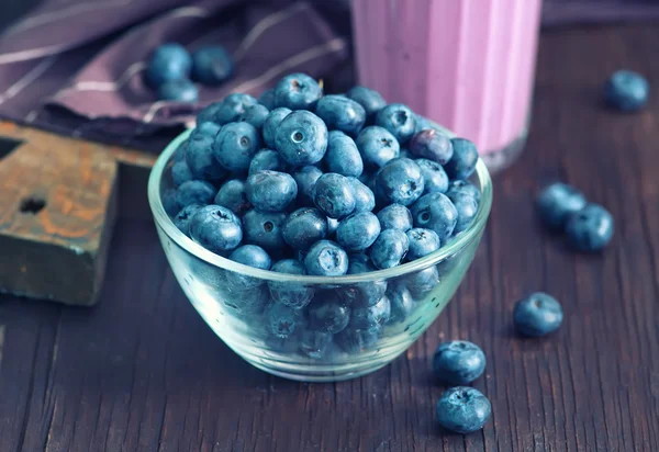 Yogurt with blueberries in bowl — Stock Photo, Image