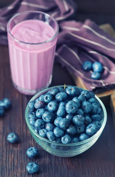 Yogurt with blueberries in bowl — Stock Photo, Image
