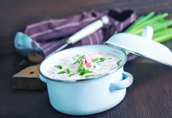 Sopa fría en cuenco de metal —  Fotos de Stock