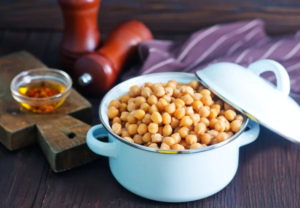 Chickpeas in metal bowl — Stock Photo, Image