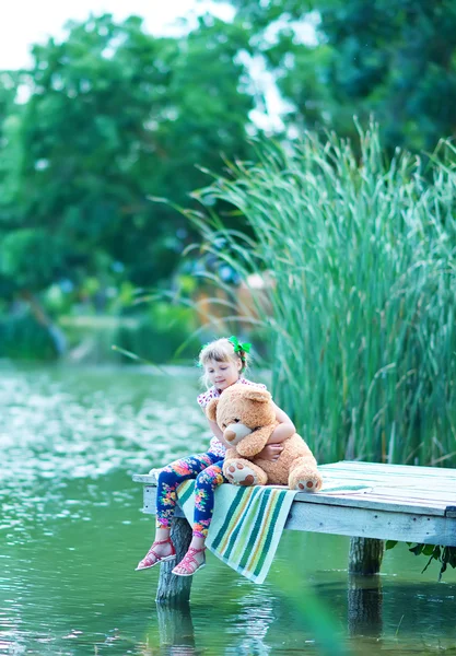 Dívka na molu s Medvídek — Stock fotografie