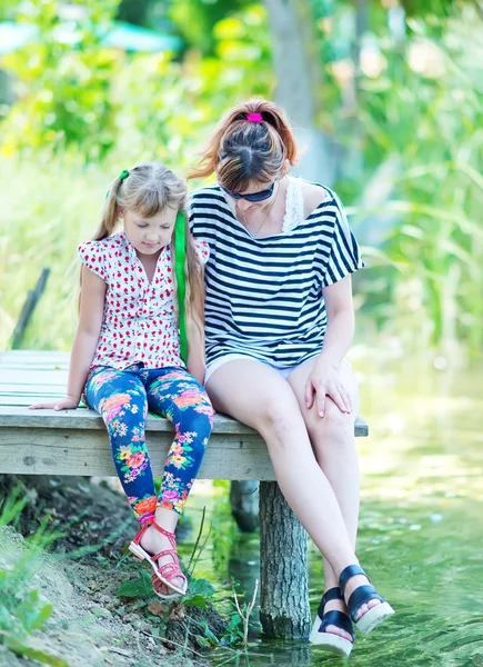 Mutter und Mädchen Holzponton — Stockfoto