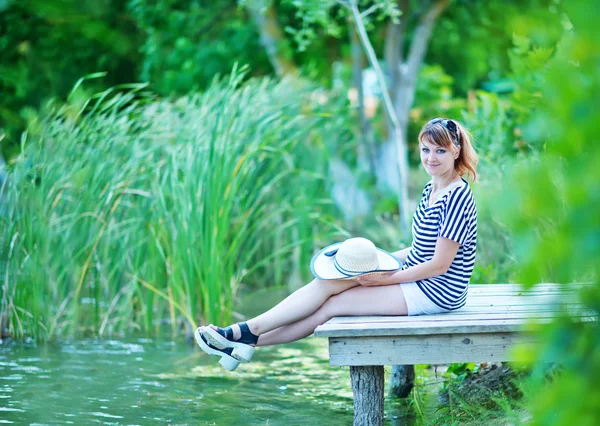 Beautiful woman  on wooden pier — Stock Photo, Image