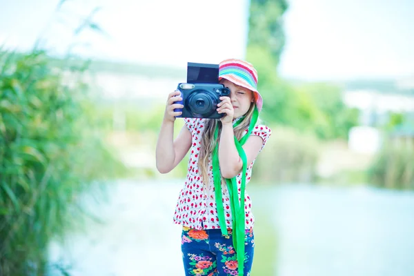 Chica sosteniendo cámara — Foto de Stock