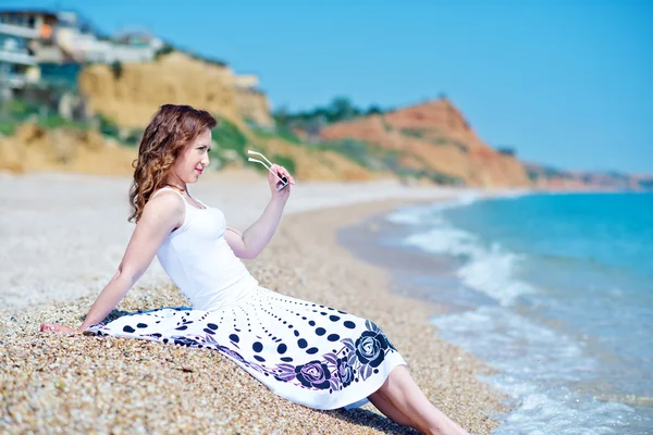 Jonge vrouw aan de kust — Stockfoto