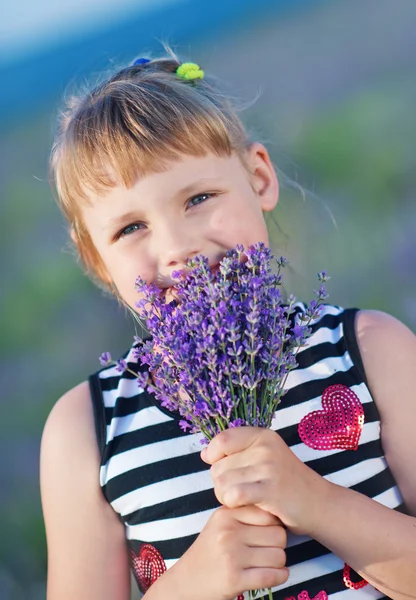 Menina com buquê de lavanda — Fotografia de Stock