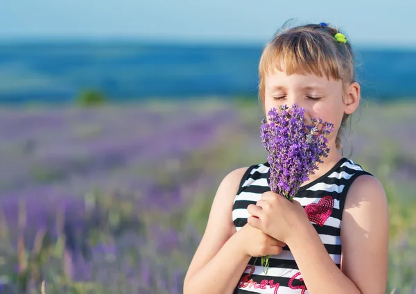 Meisje met lavendel boeket — Stockfoto