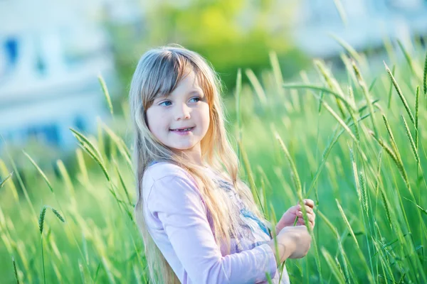 Blond liten flicka i fältet — Stockfoto