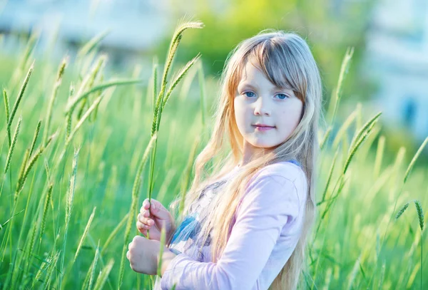 Menina loira no campo — Fotografia de Stock