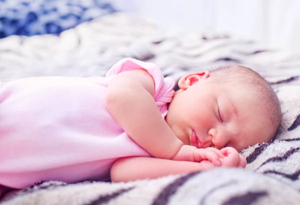 Bayi perempuan yang baru lahir — Stok Foto
