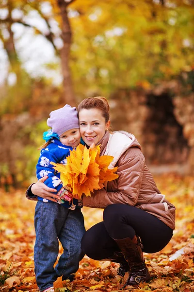 Glückliche Familie im Park — Stockfoto