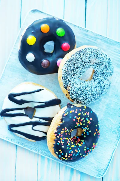 Zoete donuts met suikerglazuur — Stockfoto