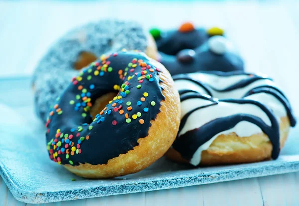 Süße Donuts mit Sahnehäubchen — Stockfoto