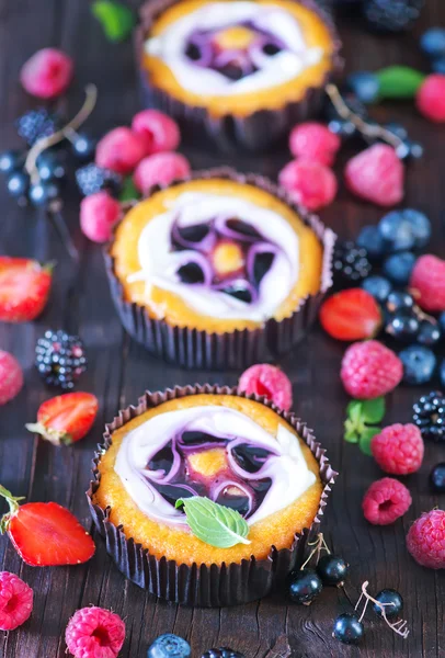 Cake with fresh berries — Stock Photo, Image
