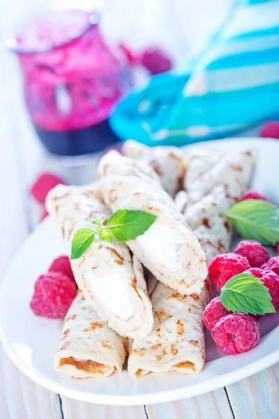 taze çilek ile Pancakes