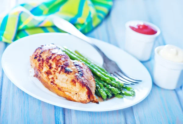 Fried chicken and asparagus — Stock Photo, Image