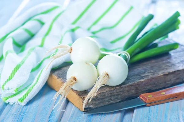 Fresh onion and knife — Stock Photo, Image