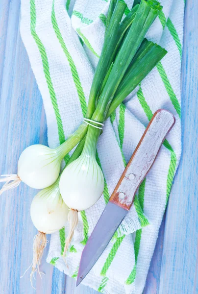 Cebolla fresca y cuchillo —  Fotos de Stock