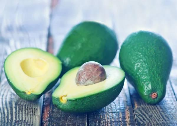 Ruwe rijpe avocado — Stockfoto