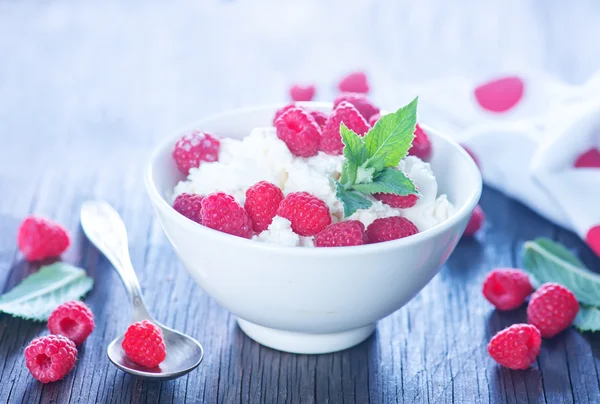 Hütte mit frischen Himbeeren — Stockfoto