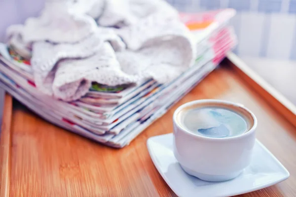 Kaffe och stack av tidskrifter — Stockfoto