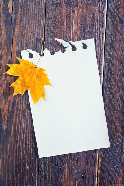 Hoja de otoño y bloc de notas —  Fotos de Stock