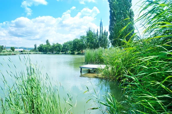 Lake en blauwe hemel op de Krim — Stockfoto