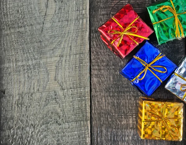 Cadeaux colorés sur la planche en bois — Photo