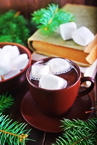 Kawa z marshmallows w pucharach — Zdjęcie stockowe