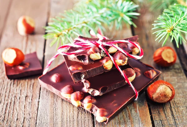 巧克力和坚果、 圣诞树一起 — 图库照片