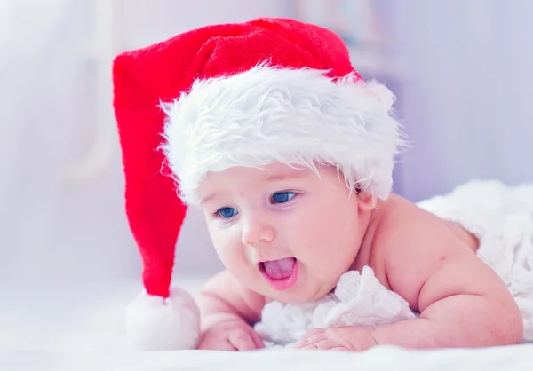 Baby mit Weihnachtsmütze — Stockfoto