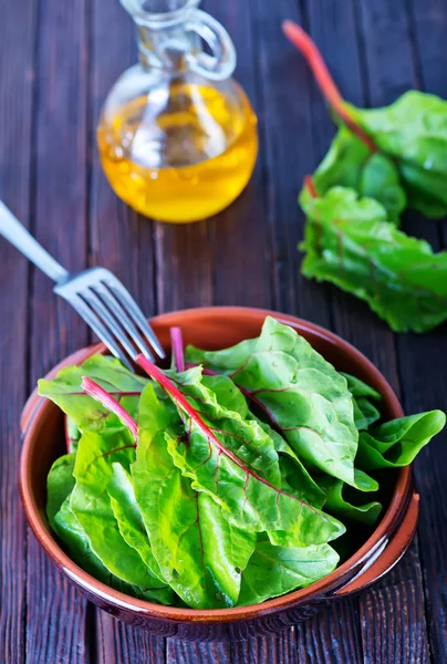 Spinaci freschi in ciotola — Foto Stock