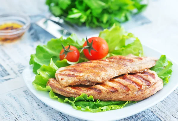 Kızarmış tavuk ve salata