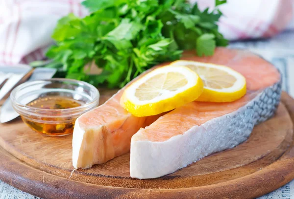 Fresh salmon and lemon — Stock Photo, Image