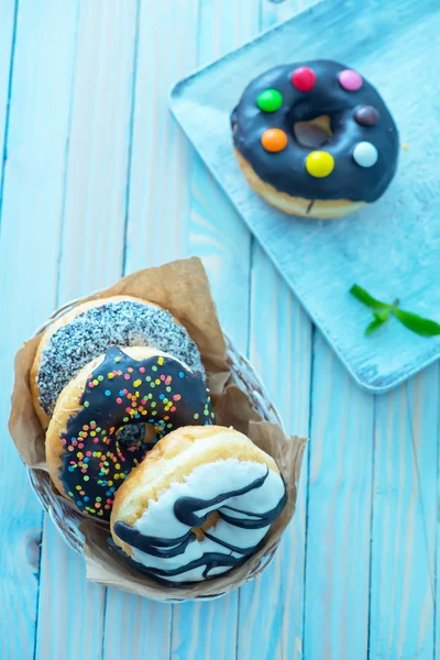 Zoete donuts in mand — Stockfoto