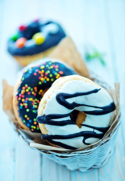 Süße Donuts im Korb — Stockfoto