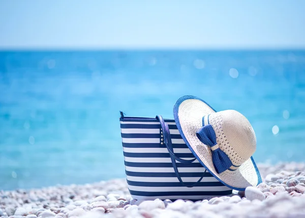 Tasche und Hut am Strand — Stockfoto