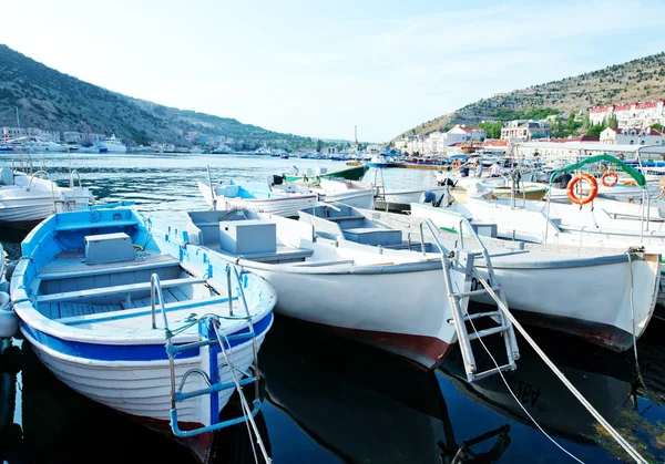 Båter og seilbåter til sjøs – stockfoto