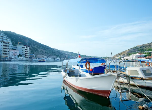 Barche e yacht in mare — Foto Stock