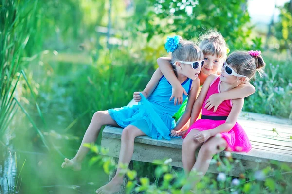 Hermanas lindas en muelle — Foto de Stock