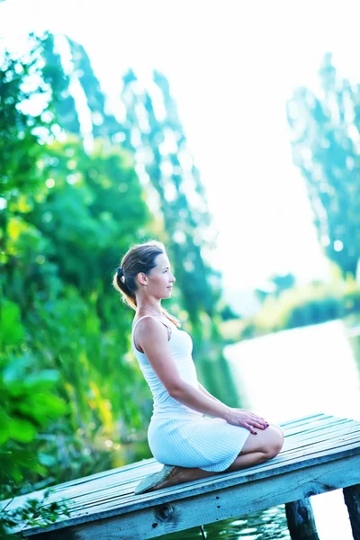 Beautiful woman  on wooden pier — Stock Photo, Image