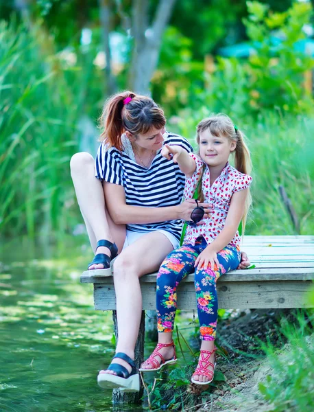 Matka i dziewczyna ponton drewniane — Zdjęcie stockowe