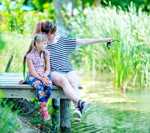 Matka a dívka dřevěný pontonový — Stock fotografie