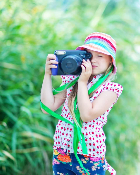 Menina segurando câmera — Fotografia de Stock