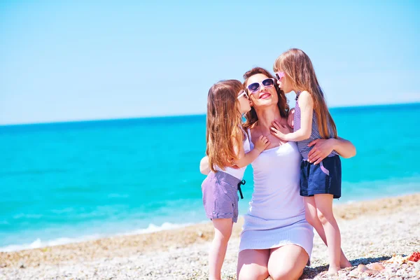 Kleine meisjes met hun moeder — Stockfoto