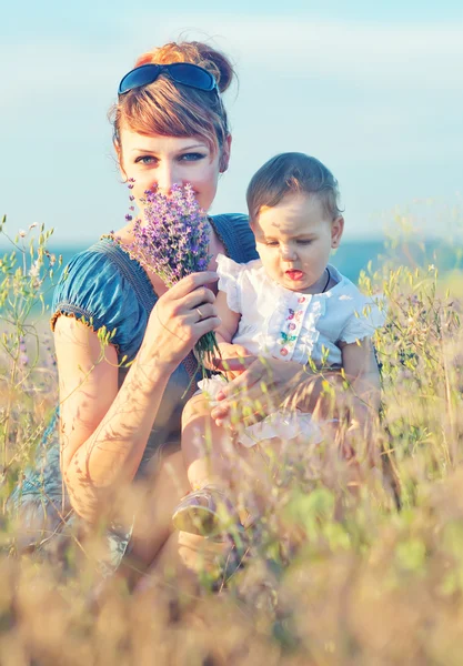 Мать с маленькой дочерью на открытом воздухе — стоковое фото