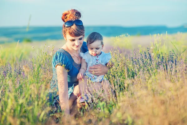 Mor med lilla dotter utomhus — Stockfoto