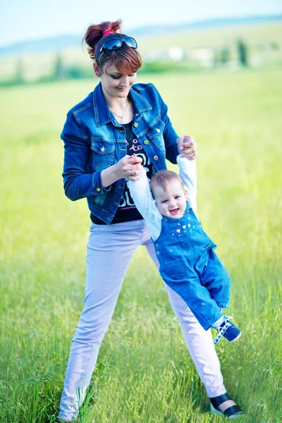 Madre con hija pequeña al aire libre — Foto de Stock