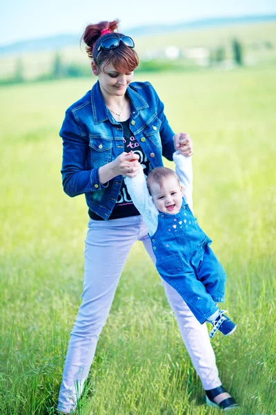 Mère avec petite fille à l'extérieur — Photo